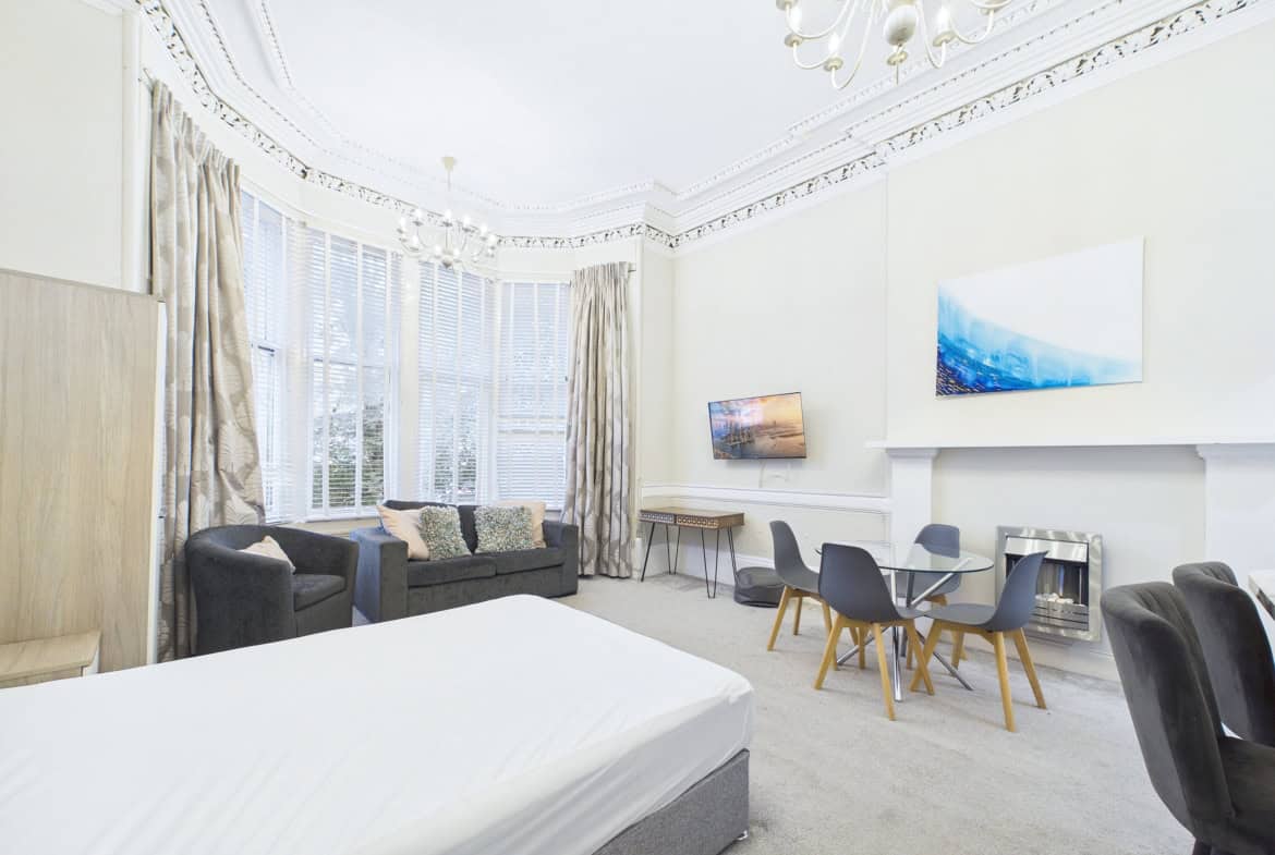 Flat Buckingham Terrace in Glasgow