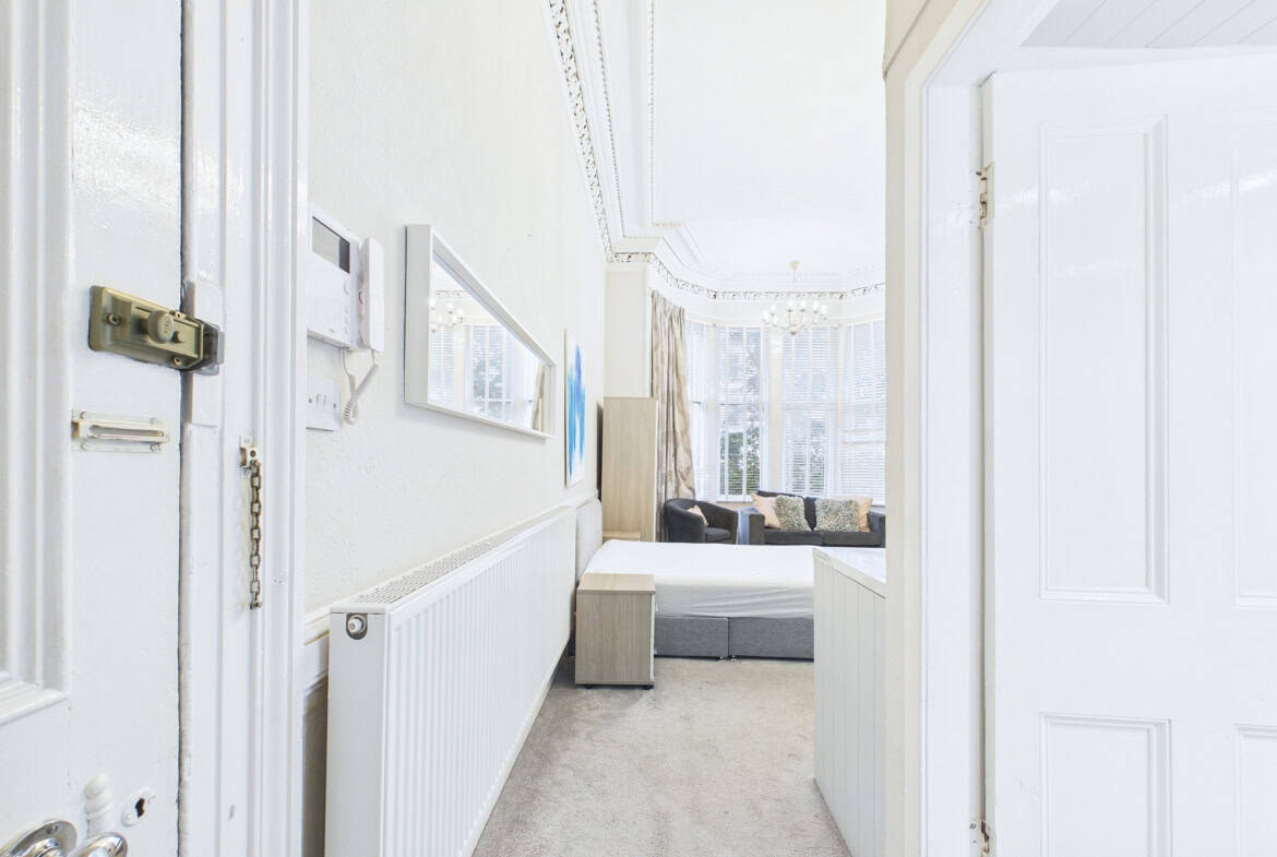 Flat Buckingham Terrace in Glasgow