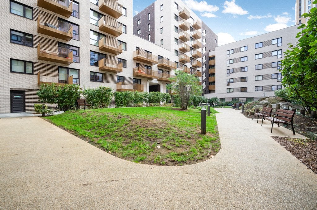 Flat Vanguard Way in Greater London