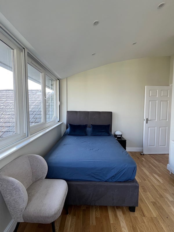 Room Surrey Quays Road in Greater London