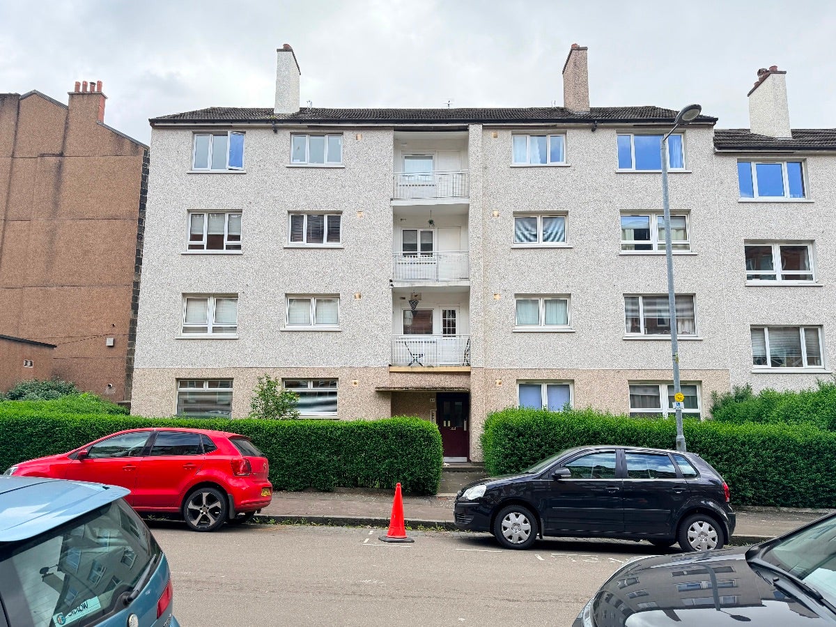 Flat Kildonan Drive in Glasgow