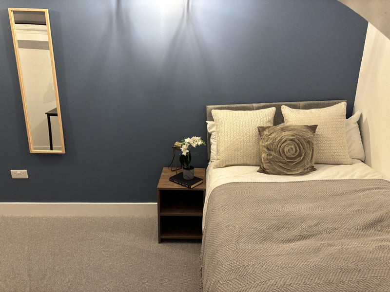 Room Westbury Road in Greater London