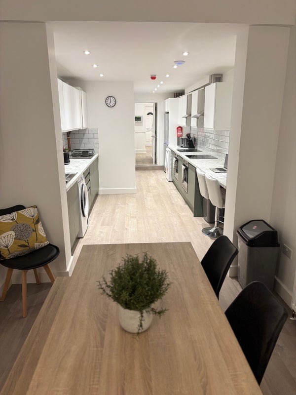 Room Westbury Road in Greater London