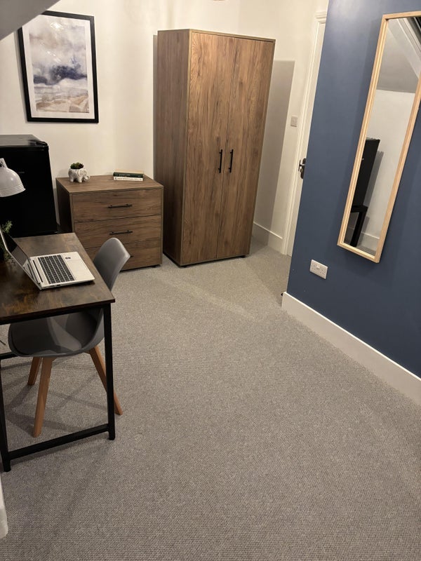 Room Westbury Road in Greater London