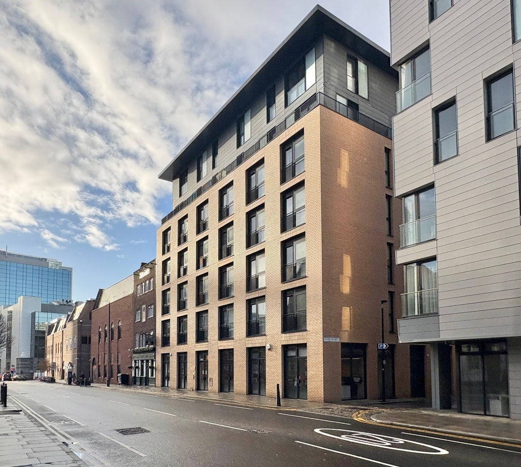 Flat Dock Street in Greater London
