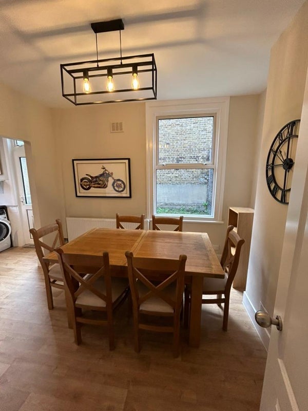 Room Heathwall Street in Greater London