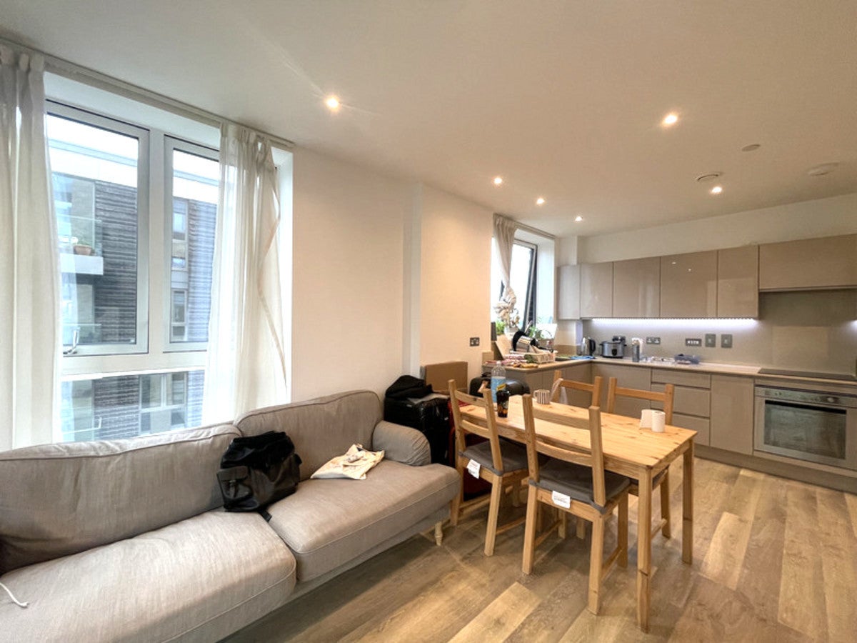 Flat Bridges Court in London