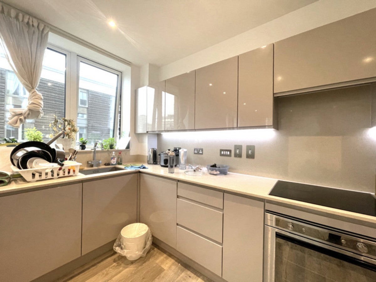 Flat Bridges Court in London