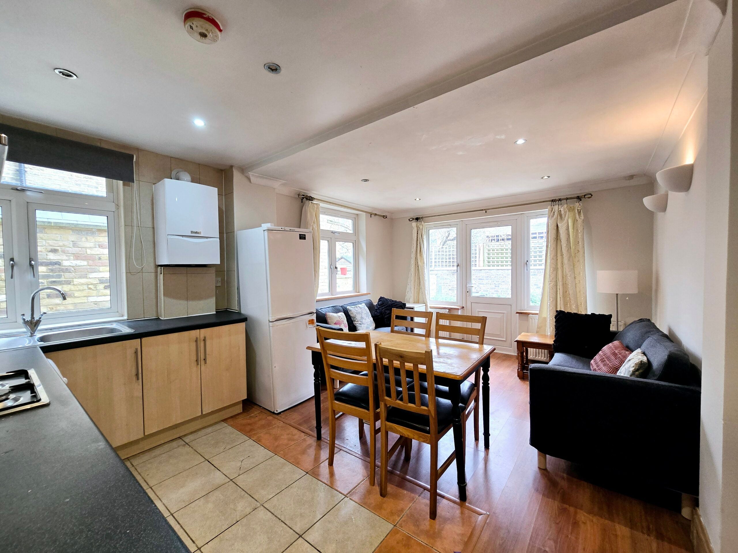 Flat Tooting Bec Road in Greater London