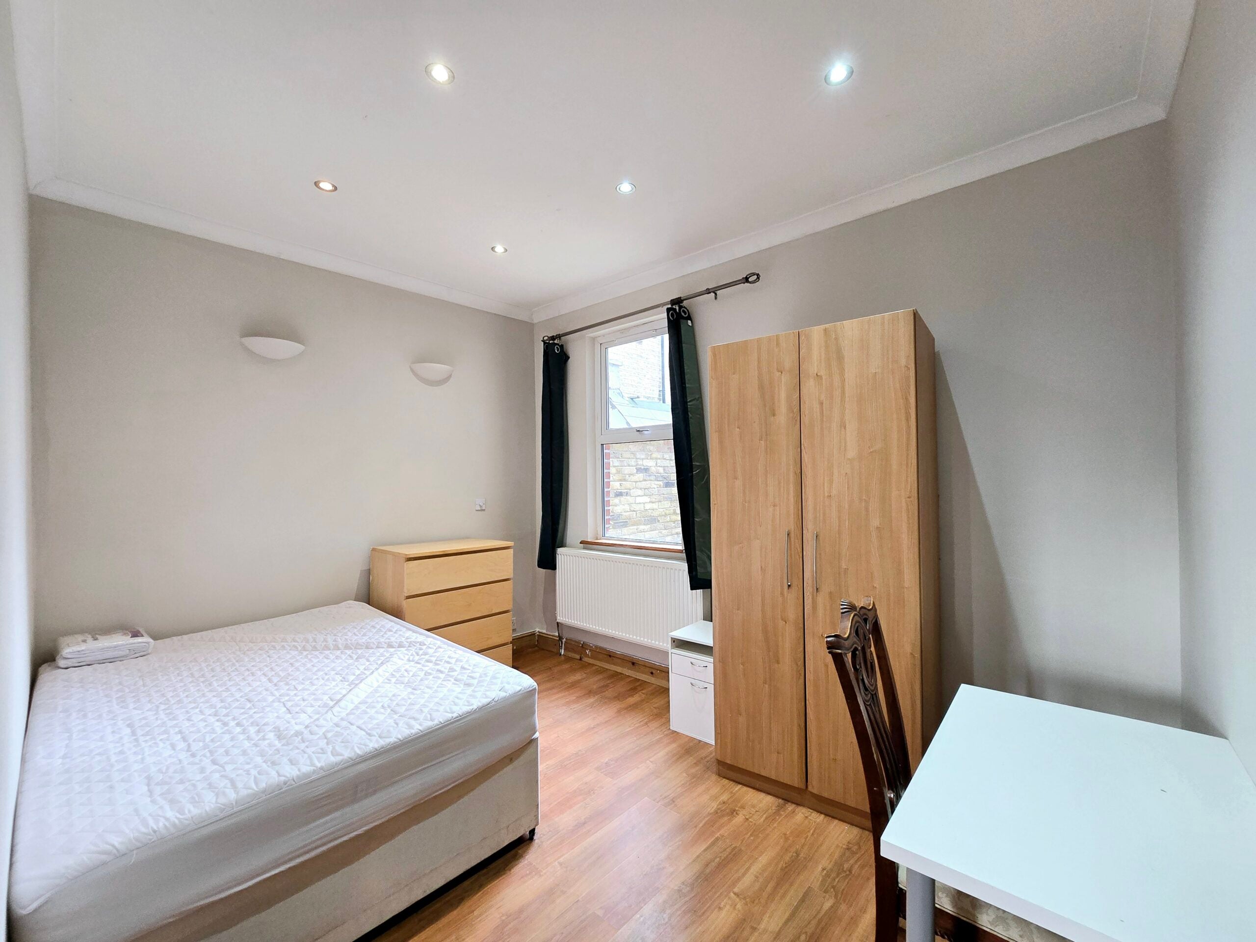 Flat Tooting Bec Road in Greater London