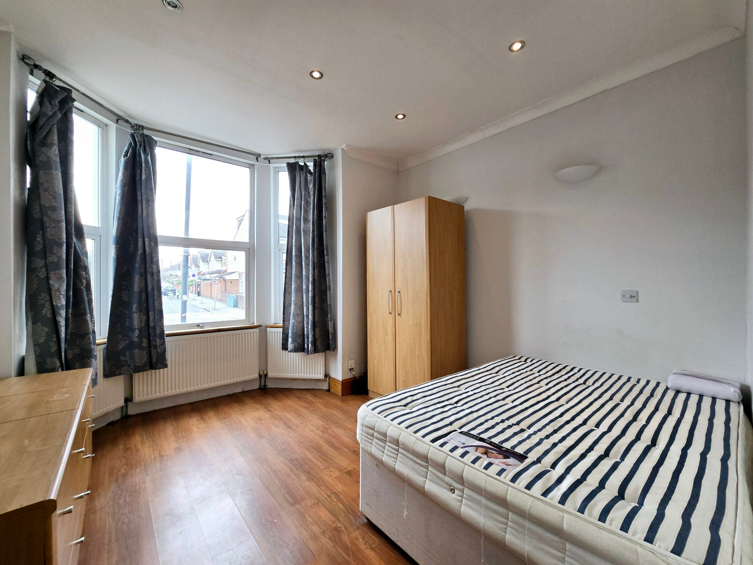 Flat Tooting Bec Road in Greater London