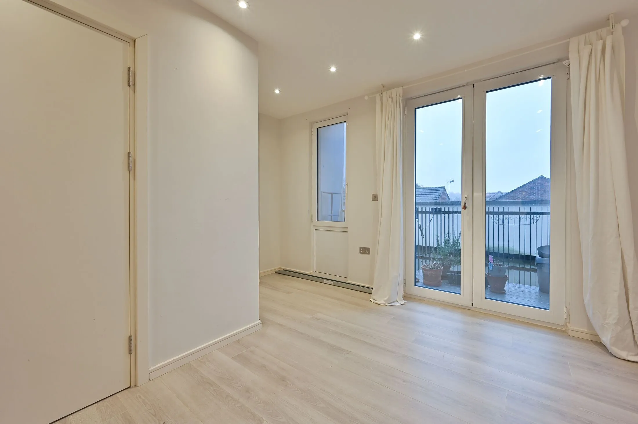 Flat Roxborough Avenue in Greater London