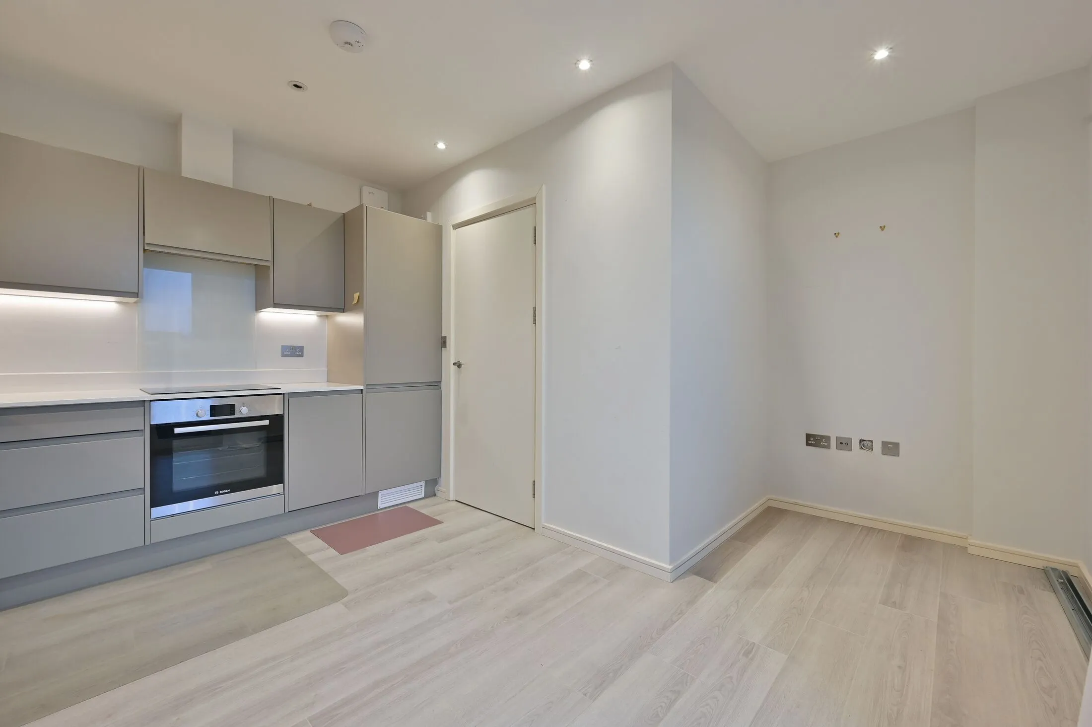 Flat Roxborough Avenue in Greater London