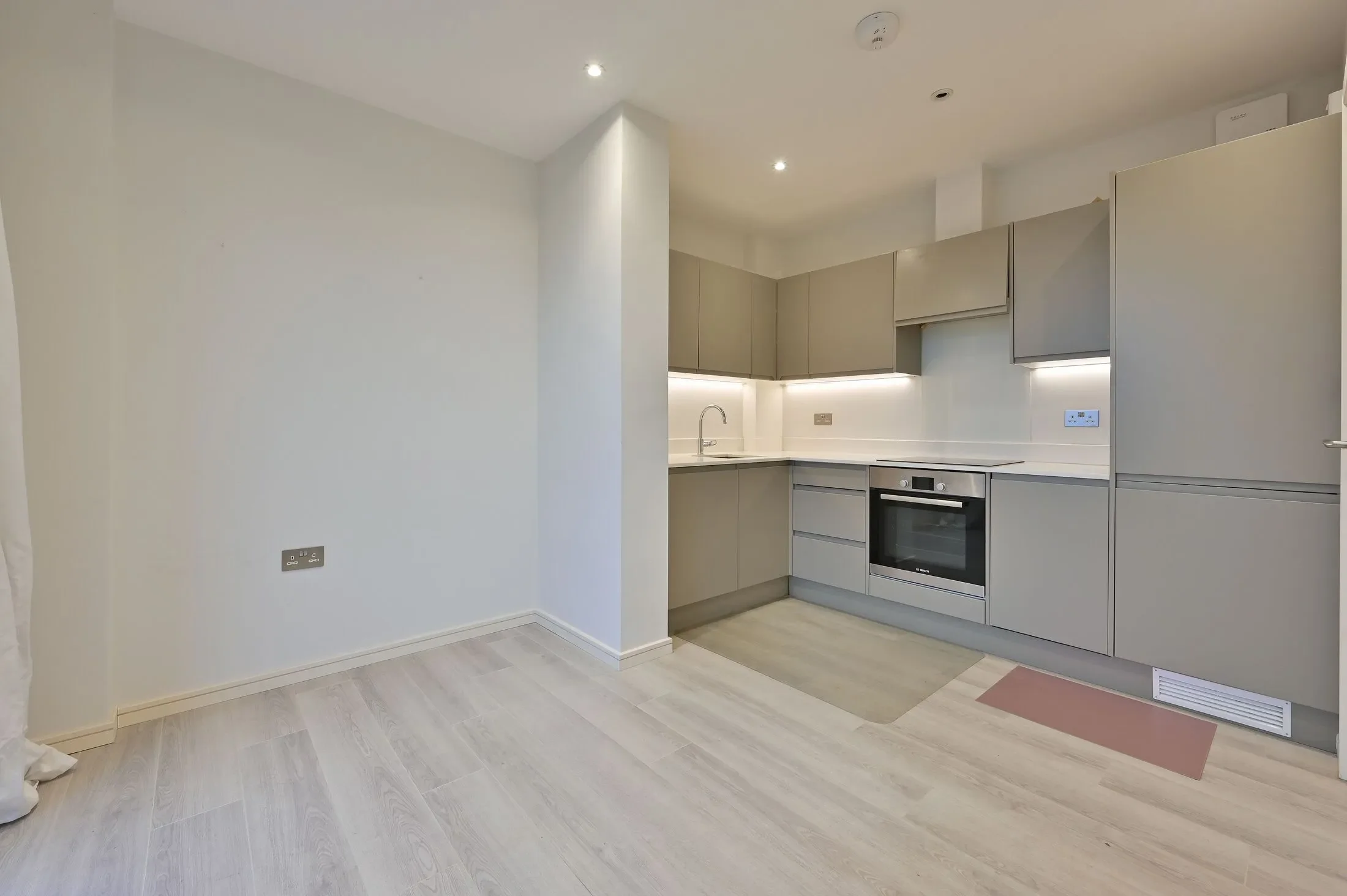 Flat Roxborough Avenue in Greater London