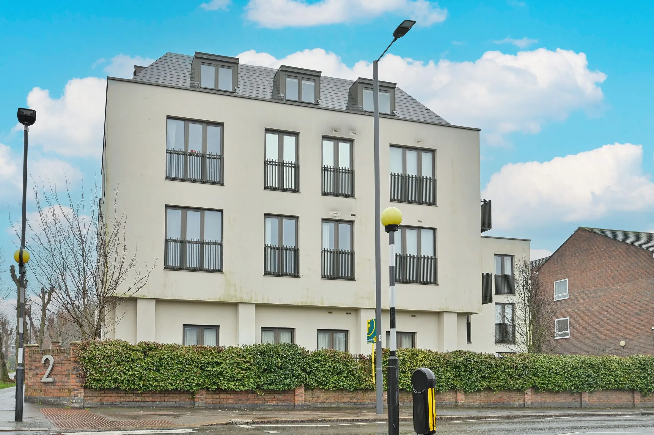 Flat Roxborough Avenue in Greater London