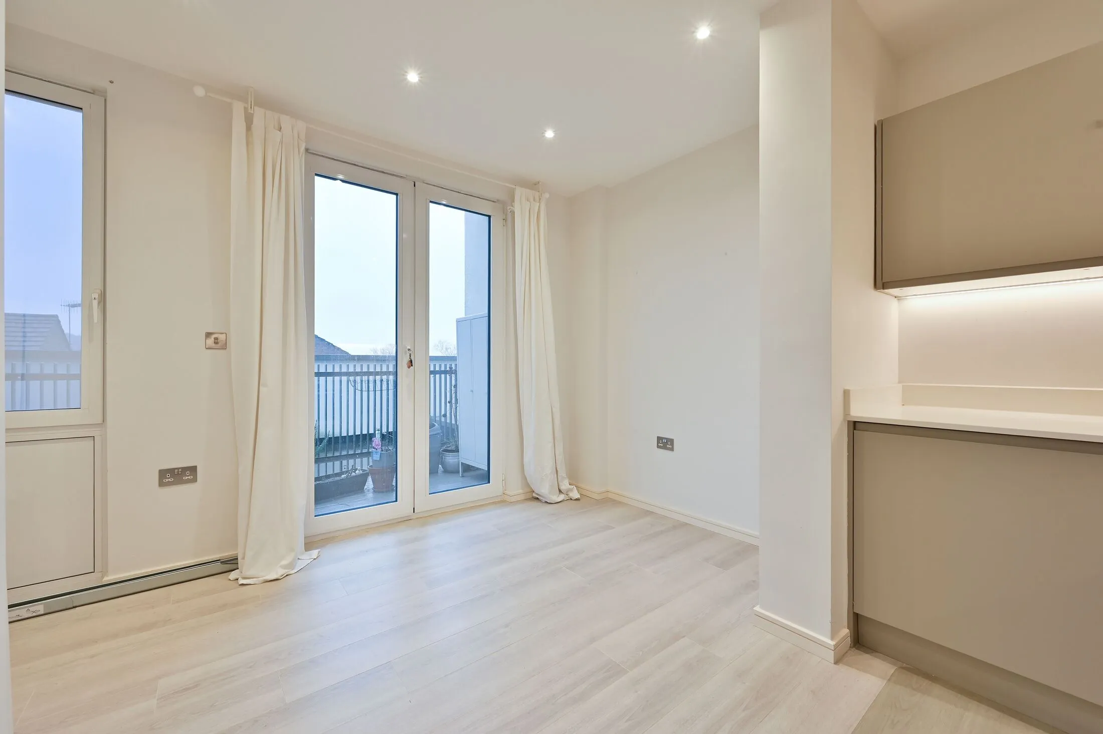 Flat Roxborough Avenue in Greater London