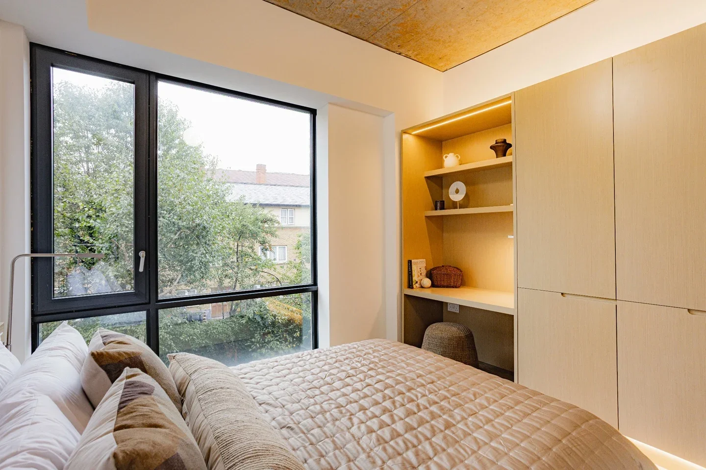 Flat Hammersmith Road in Greater London