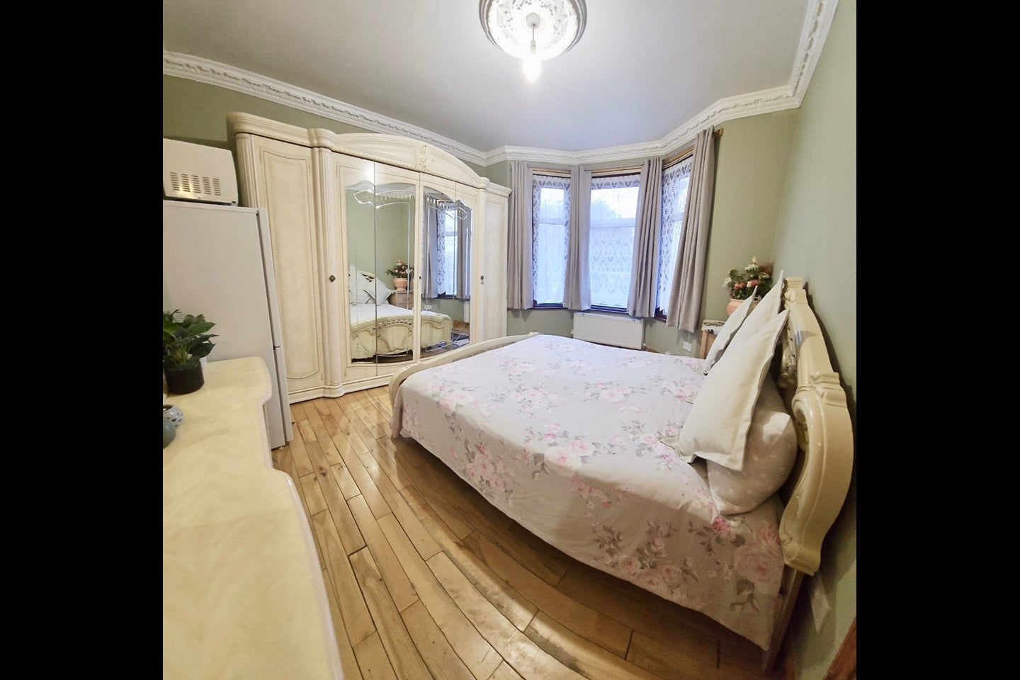 Room Colville Road in Greater London