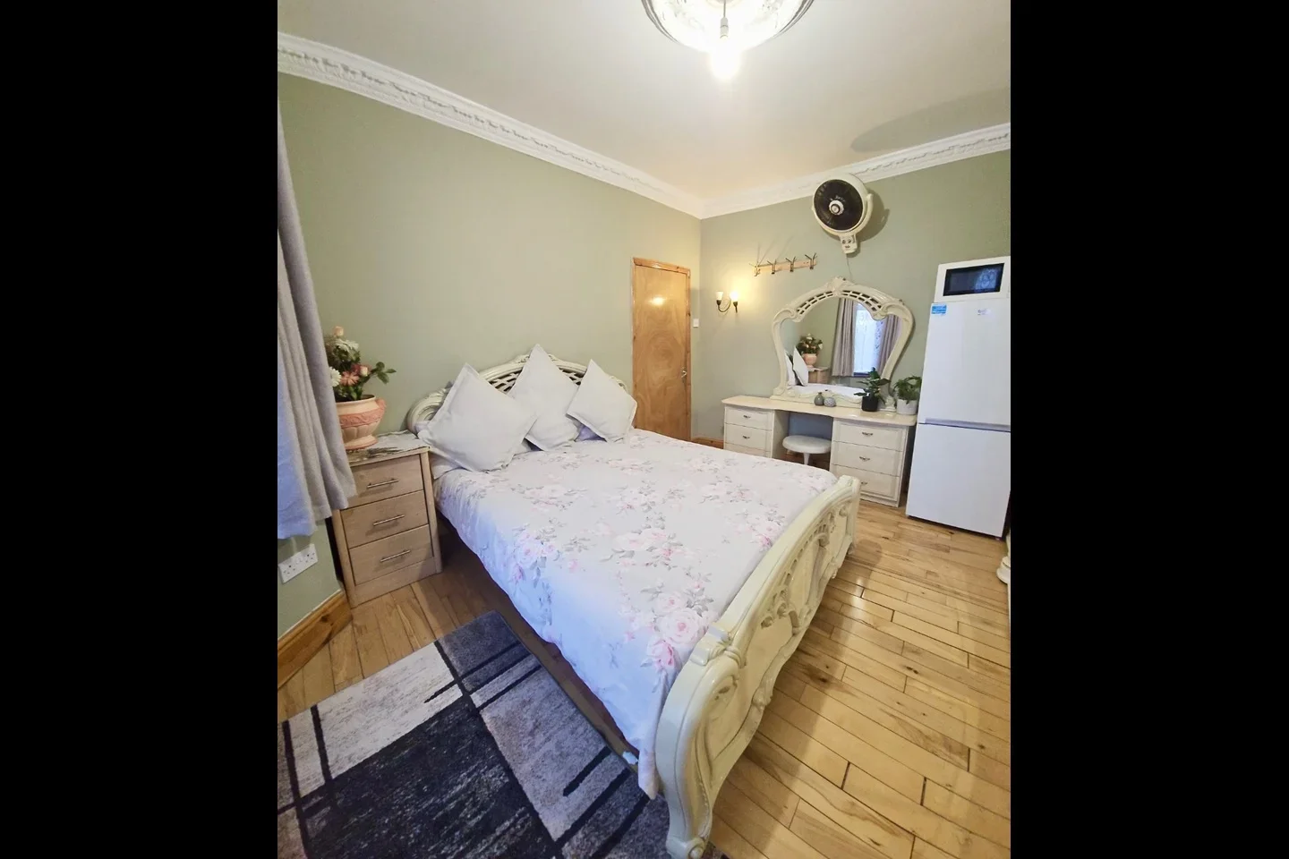 Room Colville Road in Greater London
