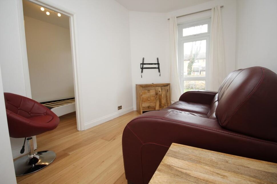 Flat Robinson Road in Greater London