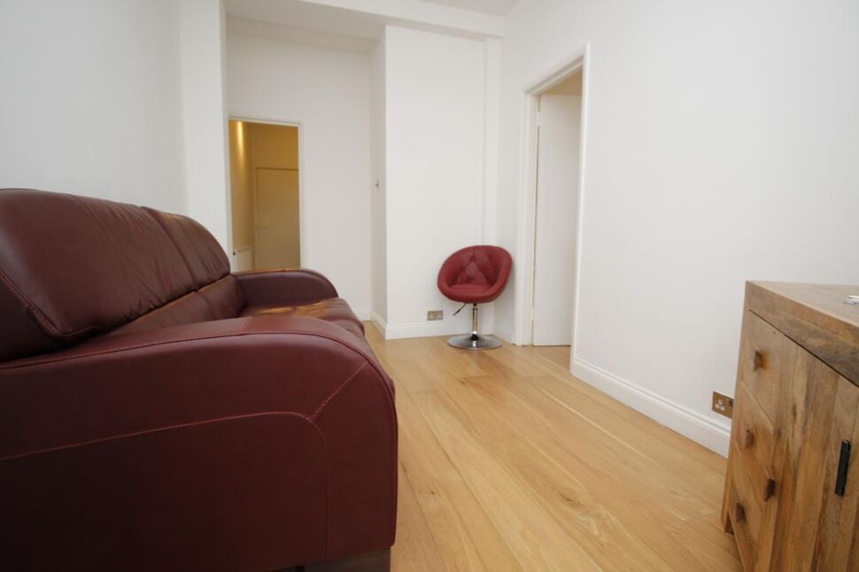 Flat Robinson Road in Greater London