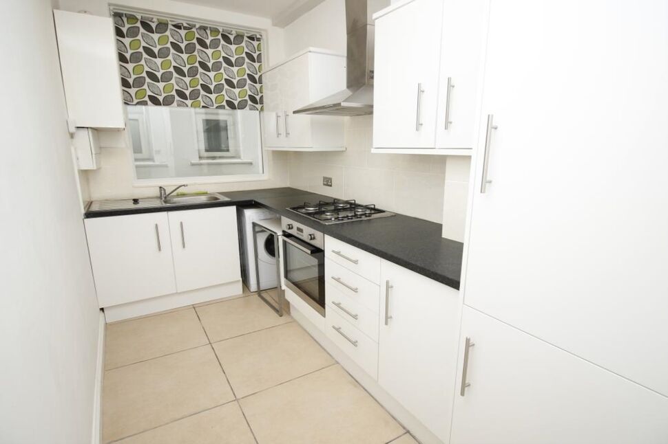 Flat Robinson Road in Greater London