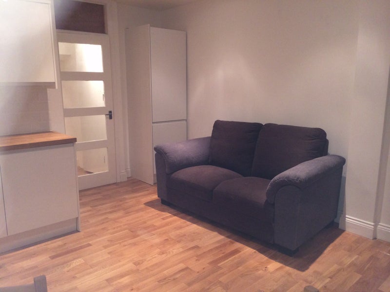 Flat Vicarage Grove in Greater London