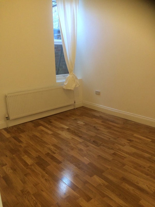 Flat Vicarage Grove in Greater London