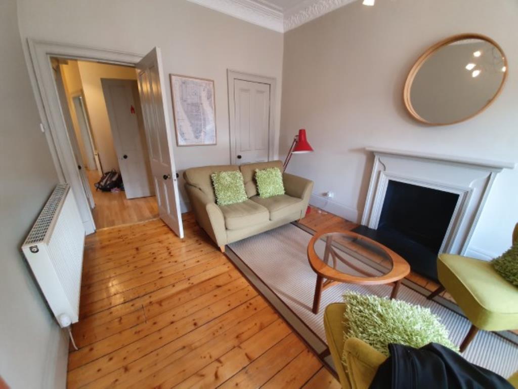 Flat Comiston Gardens in Edinburgh