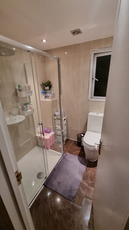 Room Chase Side Avenue in Greater London