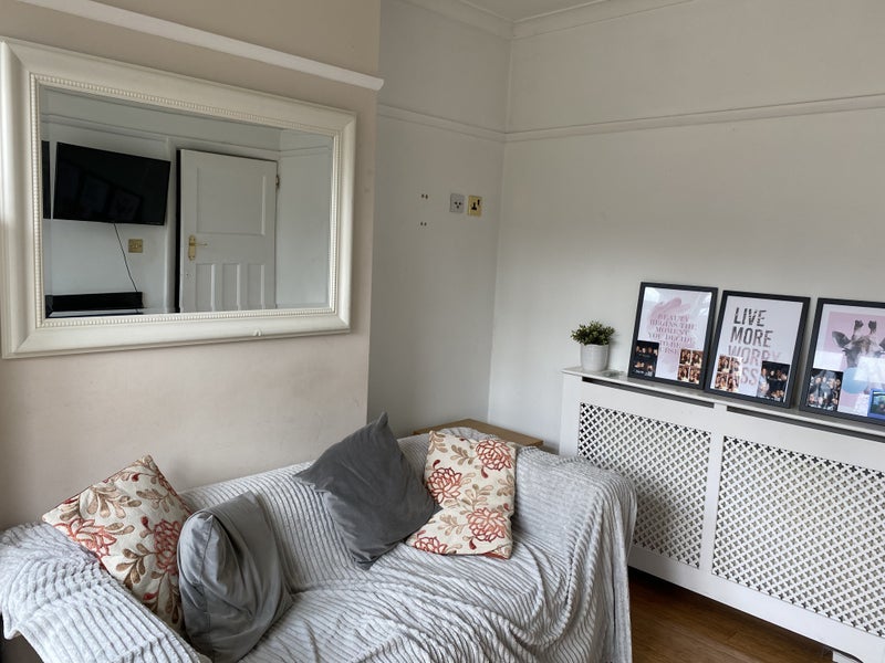 Room Chase Side Avenue in Greater London