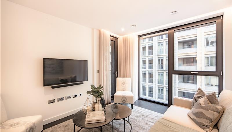 Flat Ponton Road in Greater London