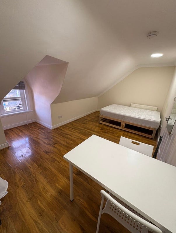 Room Mitcham Lane in Greater London