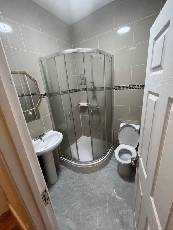 Room Mitcham Lane in Greater London
