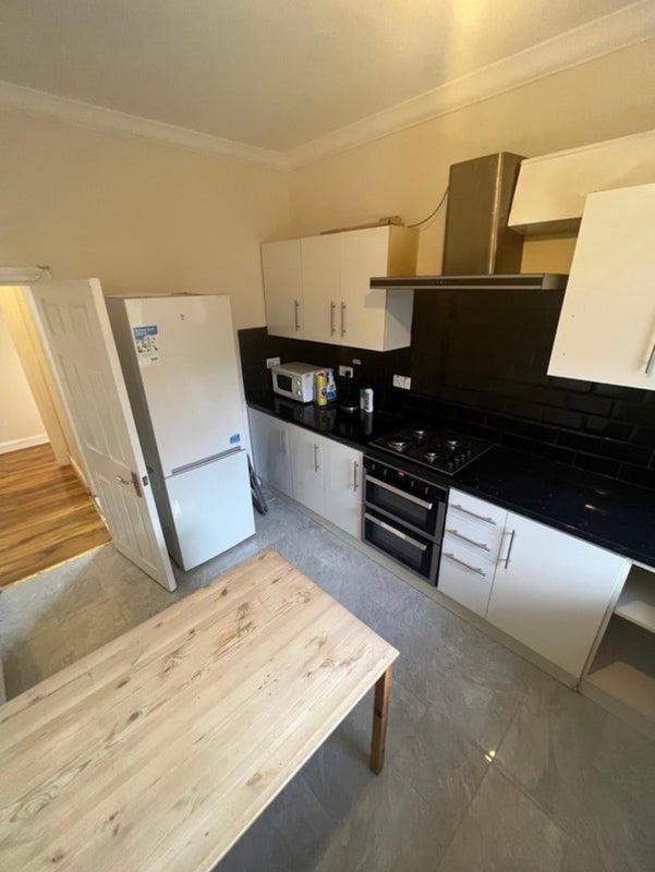Room Mitcham Lane in Greater London