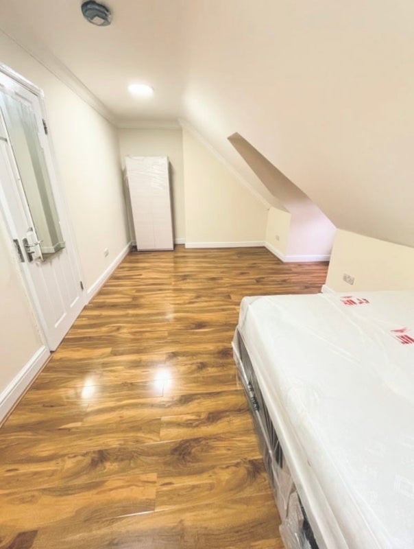 Room Mitcham Lane in Greater London