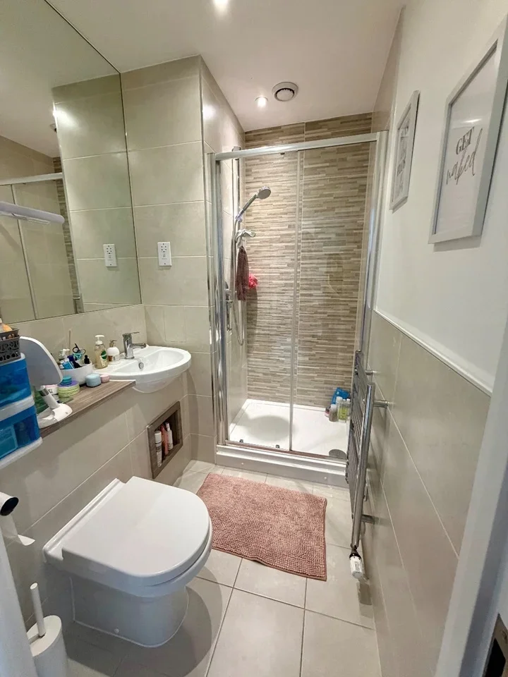 Room Bollo Lane in Greater London