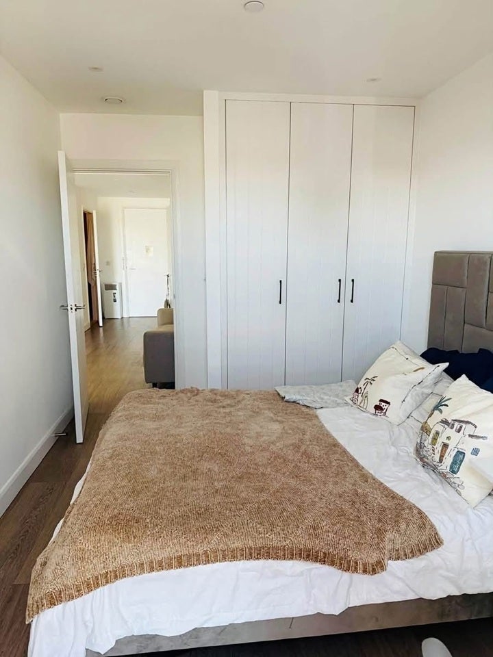 Room Cumberland Road in Greater London