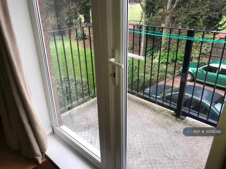 Flat Green Lane in Greater London
