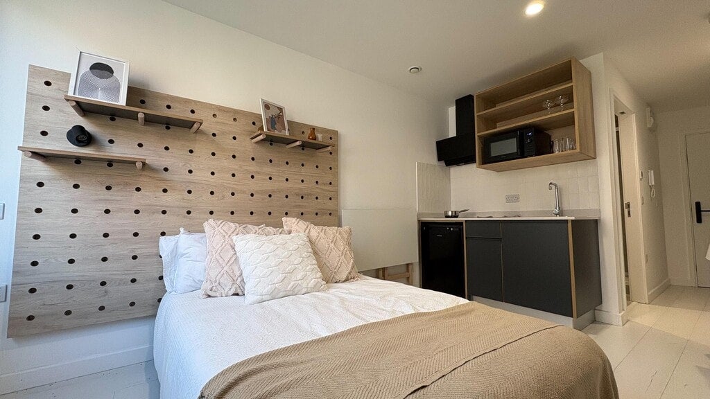 Flat Commercial Road in Greater London