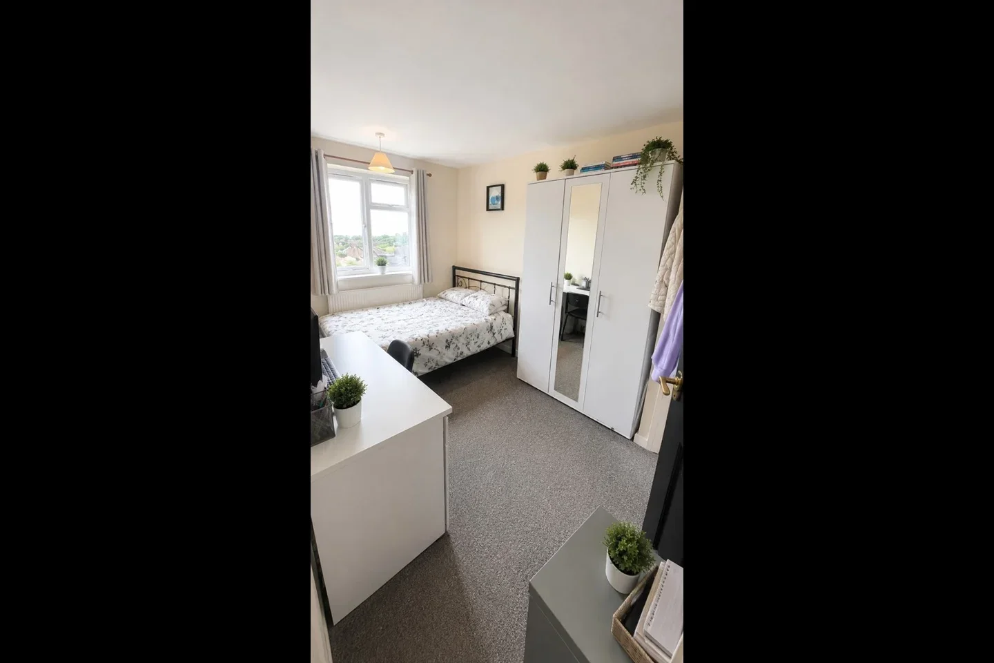 Room Barking Road in Greater London