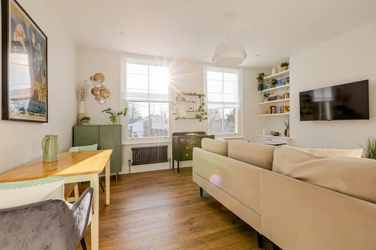 Flat Bramber Road in Greater London