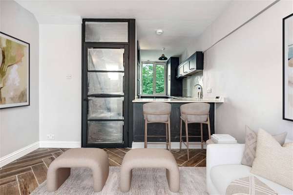 Flat Barringer Square in Greater London