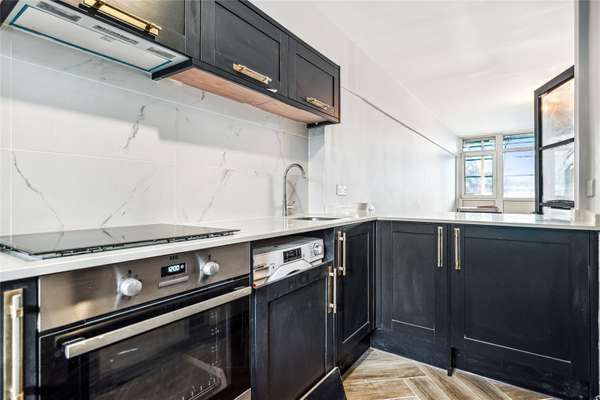 Flat Barringer Square in Greater London