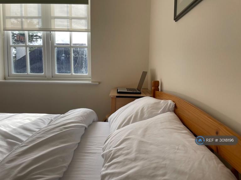 Room Catherine Road in Newbury