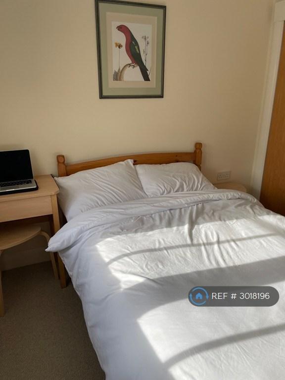 Room Catherine Road in Newbury