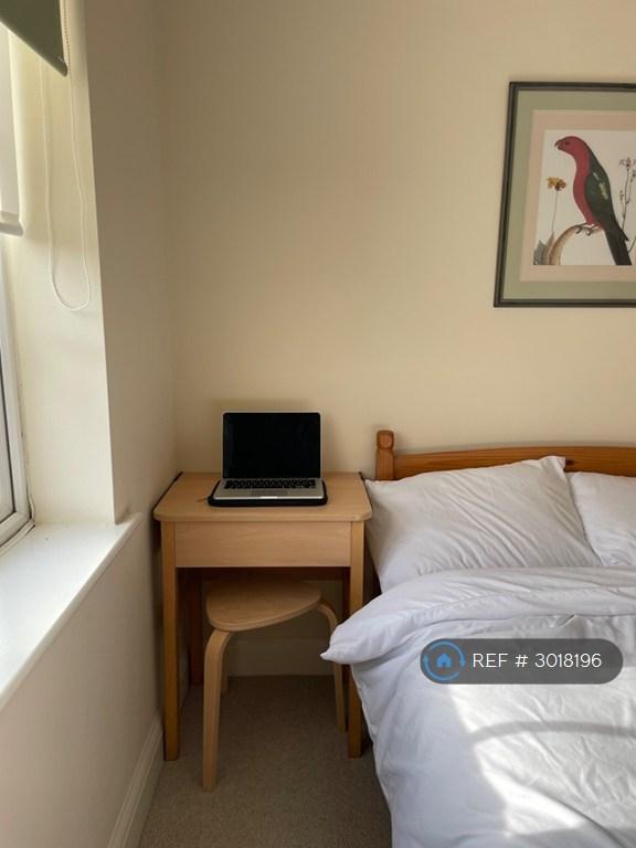 Room Catherine Road in Newbury