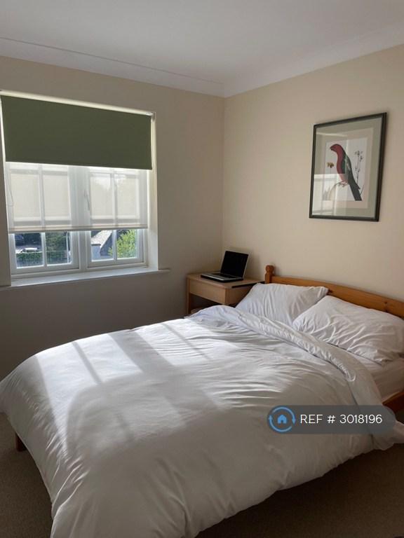 Room Catherine Road in Newbury