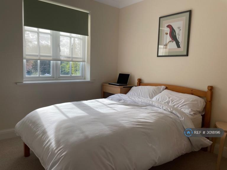Room Catherine Road in Newbury