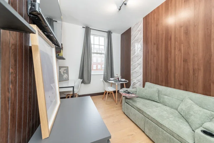 Flat Kensington High Street in Greater London